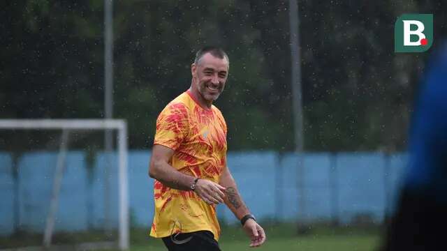 Pelatih Arema FC, Ze Gomes, mulai murah senyum saat memimpin sesi latihan timnya di Lapangan ARG, Selasa (11/3/2025) sore WIB. (Bola.com/Iwan Setiawan)