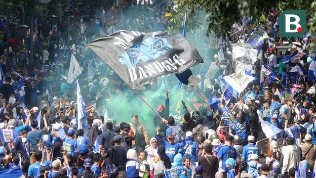 Bobotoh tumpah ruah saat merayakan kemenangan Persib Bandung sebagai juara BRI Liga 1 musim 2024/2025 dengan menggelar pawai meriah di Kota Bandung, Minggu (25/5/2025). (Bola.com/M Iqbal Ichsan)