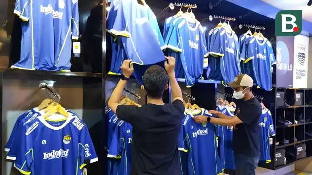 Jersey anyar Persib Bandung untuk Liga 1 2022/2023 sudah bisa dipesan atau dibeli di store resmi. (Bola.com/Erwin Snaz)