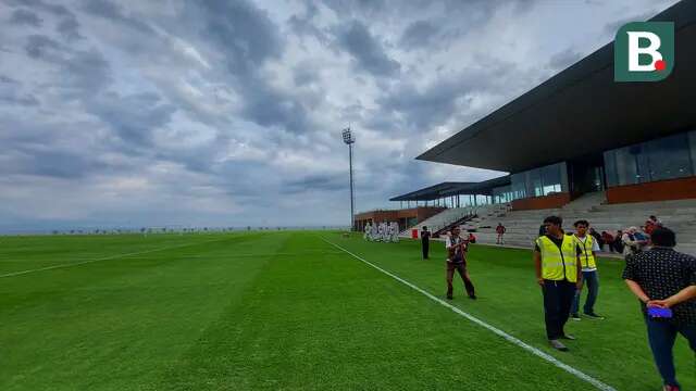 Steward tampak berjaga di Bali United Training Center sebelum sesi latihan Timnas Indonesia digelar pada Senin sore (26/5/2025). (Bola.com/Alit Binawan)