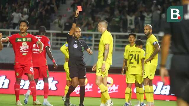Pemain Barito Putera, Chechu Meneses, mendapatkan kartu merah dalam pertandingan melawan Persebaya Surabaya pada laga pekan ketiga BRI Liga 1 2023/2024 di Stadion Gelora Bung Tomo, Surabaya, Jumat (23/8/2024). (Bola.com/Aditya Wany)