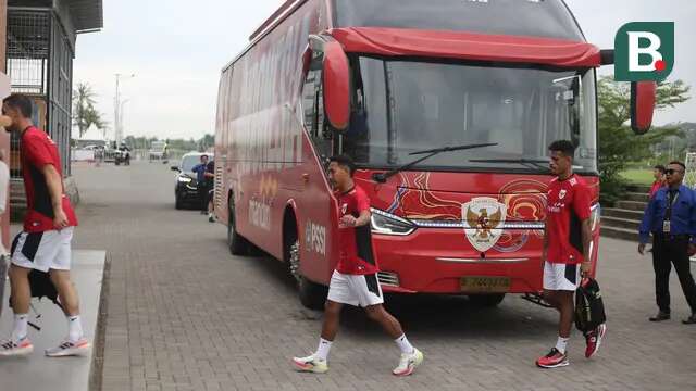 Ricky Kambuaya dan Beckham Putra berjalan meninggalkan bus Timnas Indonesia. (Bola.com/Alit Binawan)