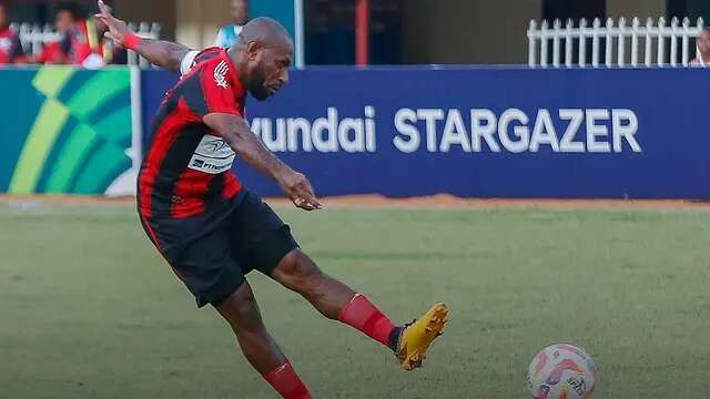 Striker legendaris, Boaz Solossa mencetak satu gol saat Persipura Jayapura menang 4-0 atas Persipal Palu dalam lanjutan Pegadaian Liga 2 2024/2025, Sabtu (9/11/2024). (Dok. Persipura)