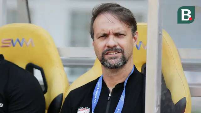 Pelatih Madura United, Mauricio Souza, mengamati anak asuhnya saat melawan Persikabo 1973 dalam laga pekan kesembilan BRI Liga 1 2023/2024 di Stadion Wibawa Mukti, Cikarang, Sabtu (19/8/2023). (Bola.com/Abdul Aziz)