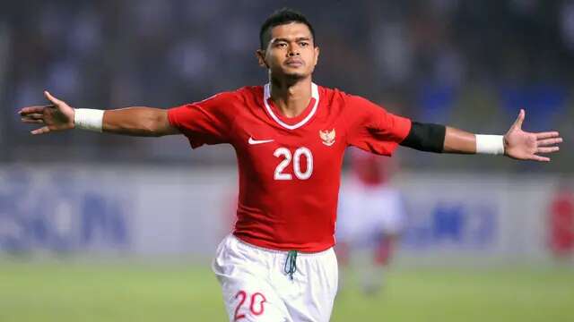Penyerang legendaris Persija Jakarta, Bambang Pamungkas total telah menyumbang 12 gol di ajang Piala AFF. Gol-golnya dicetak pada AFF edisi 2002, 2008, dan 2010. Pemain yang akrab diesbut Bepe tersebut juga tercatat sebagai top skor Piala AFF 2008 dengan jumlah 8 gol. (AFP/Adek Berry)