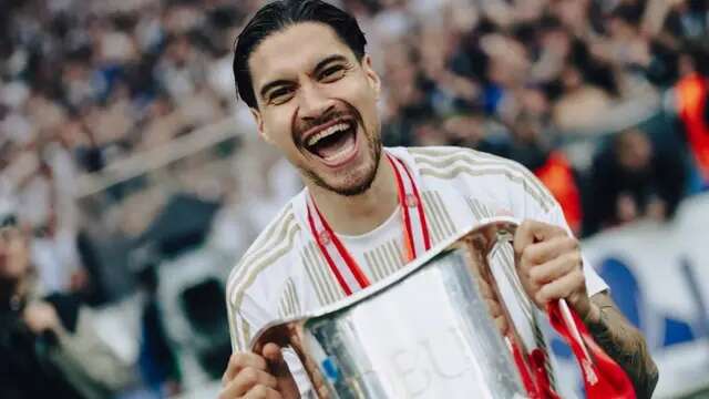 Kevin Diks dengan trofi Liga Super Denmark 2024/2025. (Dok. FC Copenhagen).