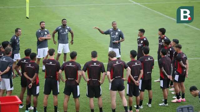 Pelatih Timnas Indonesia, Patrick Kluivert, memberikan arahan kepada anak asuhnya saat memimpin latihan perdana untuk persiapan laga Kualifikasi Piala Dunia 2026 zona Asia di Bali United Training Center (BUTC) Kabupaten Gianyar, Senin (26/5/2025). (Bola.com/Alit Binawan)