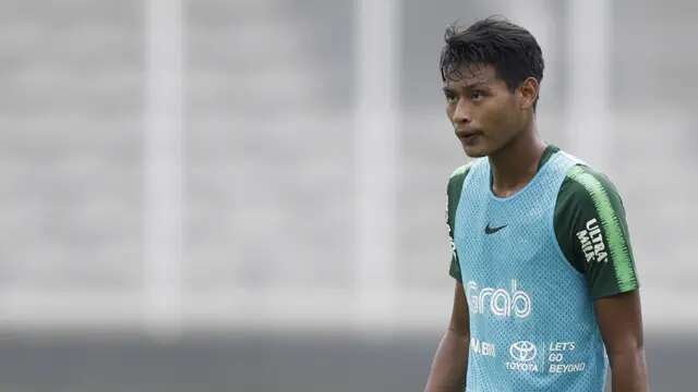 Pemain Timnas Indonesia U-22, Septian Bagaskara, mengamati instruksi saat latihan di Stadion Madya, Jakarta, Selasa (15/1). Latihan ini merupakan persiapan jelang Piala AFF U-22. (Bola.com/Yoppy Renato)
