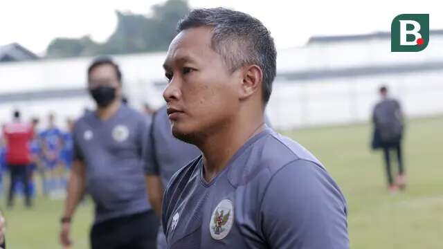 Pelatih Timnas Putri Indonesia, Rudy Eka Priyambada, kala memimpin anak asuhnya menghadapi tim PON Jawa Barat (Jabar) di Stadion Merpati, Depok, Rabu (15/9/2021). (Foto: Bola.com/M Iqbal Ichsan)