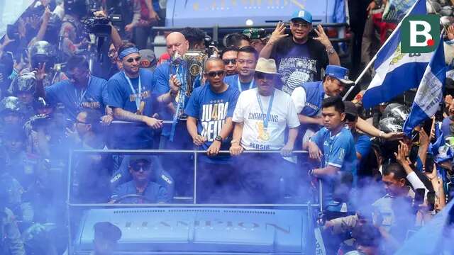 Persib Bandung berhasil meraih gelar juara musim ini secara back to back setelah Liga 1 2023/2024. Pangeran Biru menjuarai Liga 1 musim ini dengan mengoleksi 69 poin, hasil 19 kali menang, 12 imbang dan 3 kekalahan. (Bola.com/M Iqbal Ichsan)