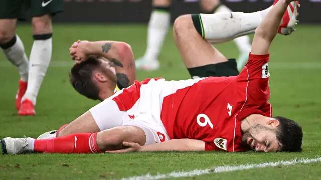 Sandy Walsh mengalami cedera saat Timnas Indonesia bertandang ke markas Timnas Australia dalam laga putaran ketiga Kualifikasi Piala Dunia 2026, Kamis (20/3/2025). (AFP/Saeed Khan)