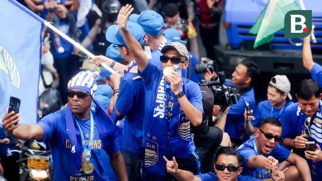 Pemain Persib Bandung, Beckham Putra, menyapa warga saat pawai juara di Bandung, Minggu (25/5/2025). (Bola.com/M Iqbal Ichsan)