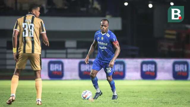 Pemain Persib Bandung, Victor Igbonefo menggiring bola pada laga lanjutan pekan ke-3 BRI Liga 1 2023/2024 antara Persib Bandung melawan Dewa United FC di Stadion Gelora Bandung Lautan Api (GBLA), Bandung, Jumat (14/07/2023). (Bola.com/Bagaskara Lazuardi)