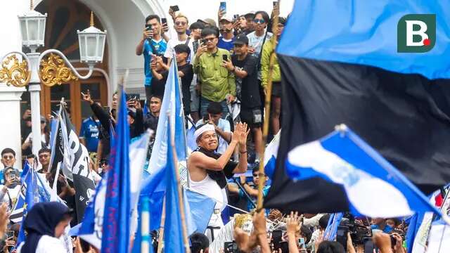 Selain itu Dedi juga meminta dana dari para pejabat di lingkungan Pemprov Jabar untuk patungan sebanyak Rp.1 miliar untuk bonus Maung Bandung sehingga bonusnya menjadi Rp2 miliar. (Bola.com/M Iqbal Ichsan)