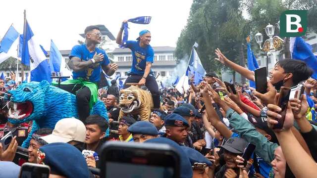 Pemain Persib Bandung, Ciro Alves dan Gustavo Franca, naik Sisingaan saat merayakan pesta juara di Gedung Sate, Bandung, Minggu (25/5/2025). (Bola.com/M Iqbal Ichsan)