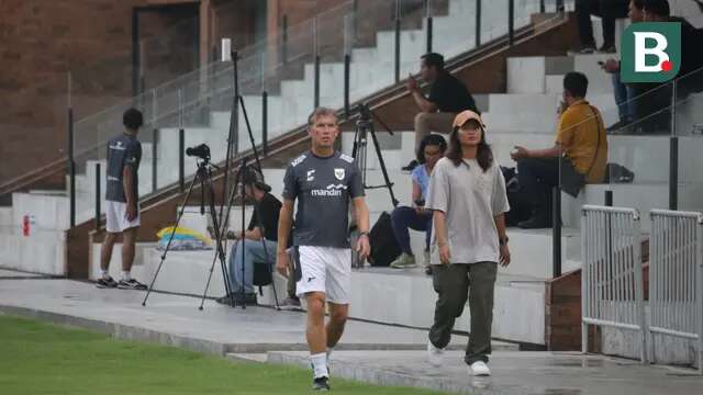 Asisten Pelatih Timnas Indonesia Alex Pastoor saat berjalan bersama Project Manager Training Center Pantai Purnama Sugihya Artha Dwipayani sebelum sesi latihan dimulai pada Senin (26/5/2025) (Bola.com/Alit Binawan)