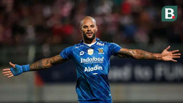 Selebrasi striker Persib Bandung, David Da Silva setelah mencetak gol pertama timnya ke gawang Madura United pada laga leg kedua final Championship Series BRI Liga 1 2023/2024 di Stadion Gelora Bangkalan, Madura, Jumat (31/5/2024). (Bola.com/Bagaskara Lazuardi)