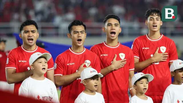 Pemain Timnas Indonesia, Asnawi Mangkualam, Pratama Arhan, Marselino Ferdinan, dan Rafael Struick menyanyikan lagu kebangsaan Indonesia Raya pada laga Grup B Piala AFF 2024 melawan Filipina yang berlangsung di Stadion Manahan, Solo, Jawa Tengah, Sabtu (21/12/2024). (Bola.com/Abdul Aziz)