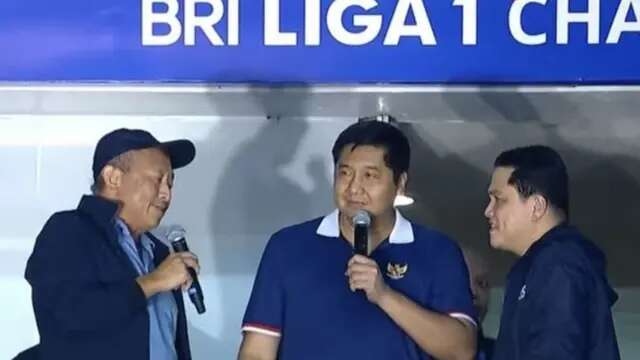 CEO PT Persib Bandung Bermartabat, Glenn Sugita, bersama Menteri Perumahan dan Kawasan Pemukiman, Maruarar Sirait, dan Ketua Umum PSSI, Erick Thohir, saat pertandingan Persib Bandung kontra Persis Solo pada laga pekan terakhir BRI Liga 1 2024/2025, Sabtu (24/5/2025). (Bola.com/Erwin Snaz)