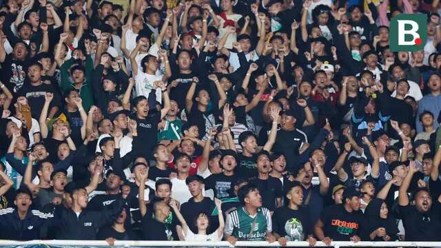 Sekitar 5.000 pendukung Bajul Ijo menyaksikan tim tersayang dari tribun. (Bola.com/M Iqbal Ichsan)