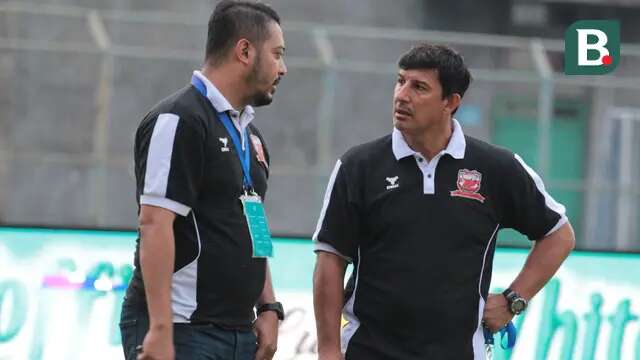 Pelatih Madura United, Angel Alfredo Vera (kanan), dan manajer Madura United, Umar Wachdin. (Bola.com/Wahyu Pratama)
