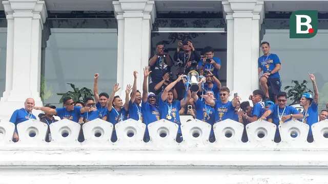 Pemain Persib Bandung mengangkat trofi saat merayakan pesta juara di Gedung Sate, Bandung, Minggu (25/5/2025). (Bola.com/M Iqbal Ichsan)