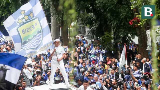 Persib Bandung berhasil menyabet gelar juara back to back Liga 1 secara beruntun, yakni musim 2023/2024 dan 2024/2025. (Bola.com/M Iqbal Ichsan)