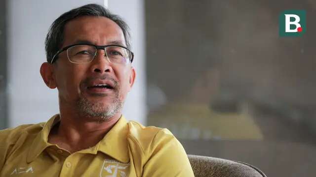 Pelatih kepala Persebaya Surabaya, Aji Santoso saat memberikan keterangan kepada wartawan di Apartemen Puncak Marina Tower 2, Wonocolo, Surabaya, Selasa (11/10/2022). (Bola.com/Bagaskara Lazuardi)