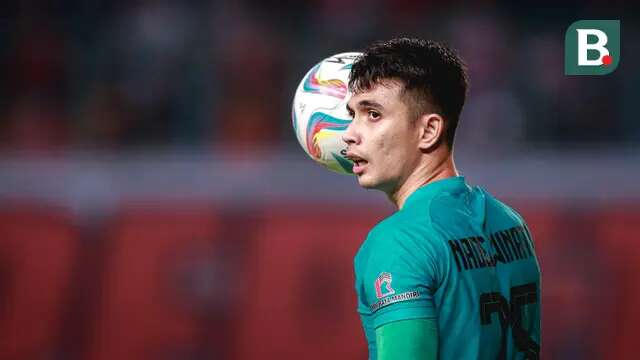 Kiper Borneo FC, Nadeo Argawinata, saat menghadapi Persija Jakarta pada laga pekan ke-7 BRI Liga 1 2023/2024 di Stadion Patriot Candrabhaga, Bekasi, Rabu (9/8/2023). (Bola.com/Bagaskara Lazuardi)
