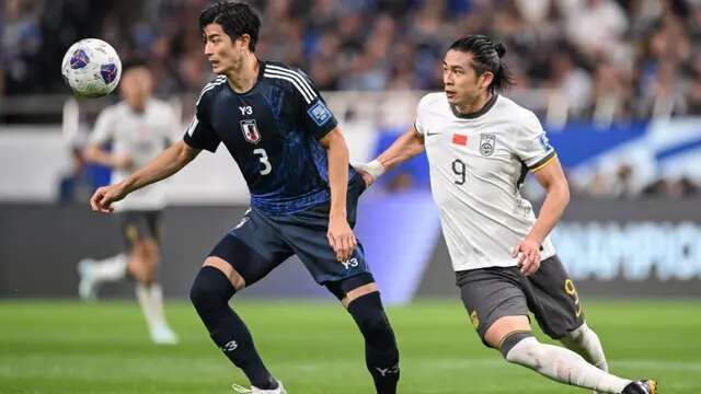 Pemain depan Timnas China, Zhang Yuning (kanan), berebut bola dengan pemain bertahan Tmnas Jepang, Shogo Taniguchi (kiri), selama pertandingan putaran ketiga kualifikasi Piala Dunia 2026 antara Jepang dan China di Stadion Saitama di Saitama, sebelah utara Tokyo, pada tanggal 5 September 2024. (Yuichi YAMAZAKI/AFP)