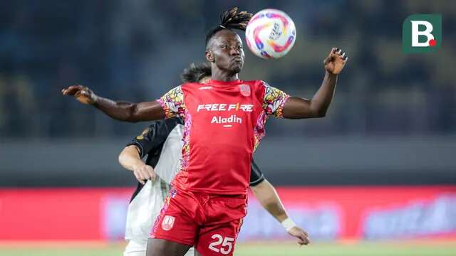 Pemain Persis Solo, Moussa Sidibe mengontrol bola di depan seorang pemain Persija Jakarta pada laga perebutan peringkat ketiga Piala Presiden 2024 di Stadion Manahan, Solo, Sabtu (3/8/2024). (Bola.com/Bagaskara Lazuardi)