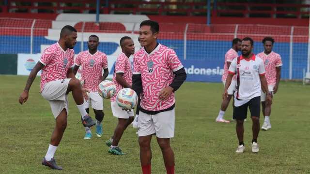 Eks bek kiri Timnas Indonesia, Erol Iba (putih) menjadi salah satu asisten pelatih PSBS Biak di Pegadaian Liga 2 2023/2024. (Dok. PSBS Biak)