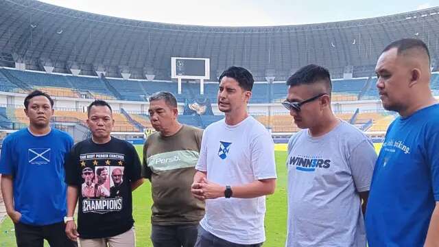Ketua Viking Persib Club, Tobias Ginanjar (tengah). (Erwin Snaz/Bola.com)