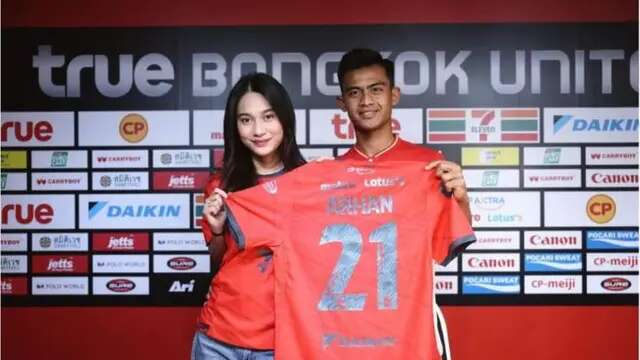 Pratama Arhan join Bangkok United, Azizah Salsha, setia dampingi tanda tangan kontrak. (credit: instagram.com/pratamaarhan8).