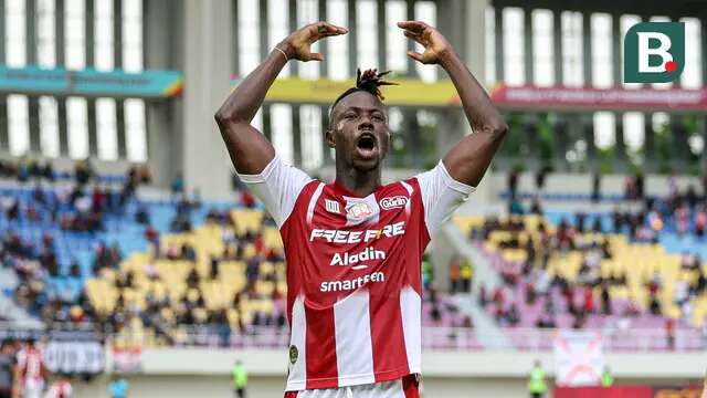 Winger asing Persis Solo, Moussa Sidibe, saat melakukan selebrasi seusai mencetak gol kedua Persis Solo pada duel melawan Persik Kediri di Stadion Manahan, Solo, Sabtu (24/2/2023). (Bola.com/Radifa Arsa)
