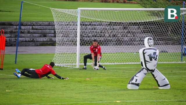 Kiper Timnas Indonesia, Emil Audero, mengikuti latihan perdana untuk persiapan laga Kualifikasi Piala Dunia 2026 zona Asia di Bali United Training Center (BUTC) Kabupaten Gianyar, Senin (26/5/2025). (Bola.com/Alit Binawan)