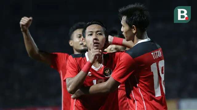 Timnas Indonesia U-20 menutup fase grup SEA Games 2023 dengan menyapu bersih 4 kemenangan dan memastikan lolos ke semifinal sebagai juara Grup A. Korban terakhir Garuda Muda adalah tuan rumah Kamboja yang dipaksa menyerah 1-2 pada laga yang digelar di Olympic National Stadium, Phnom Penh, Kamboja, Rabu (10/5/2023) malam WIB. Pasukan Indra Sjafri turun dengan sebagian besar pemain lapis kedua sebagai starter. Dua gol dari Titan Agung Fawwazi (10') dan Beckham Putra (52') hanya mampu dibalas lewat sundulan Sin Sovannmakara di masa injury time babak pertama. Kamboja mempunyai peluang emas menyamakan skor 2-2 saat mendapat hadiah penalti pada menit ke-82. Namun eksekusi yang diambil Lim Pisoth mampu digagalkan Muhammad Adisatryo yang berujung cedera sang kiper hingga harus ditarik keluar. (Bola.com/Abdul Aziz)
