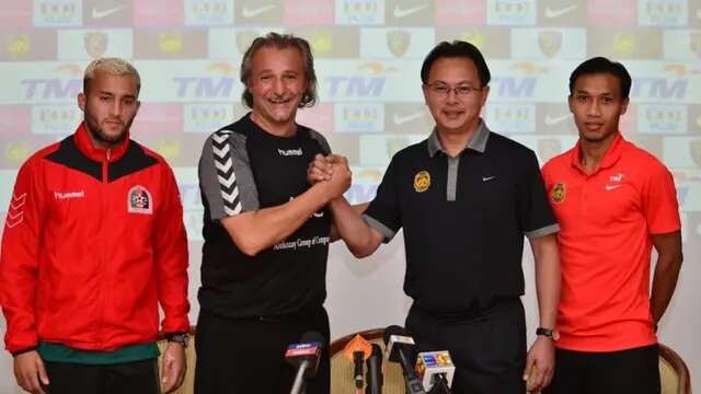 Petar Segrt dan Ong Kim Swee, dua pelatih akan beradu strategi saat Afghanistan dan Malaysia bertemu pada uji coba, Selasa (11/10/2016). (Bola.com/FAM)