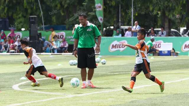 Mantan pemain Primavera, Supriyono Prima saat memberikan coaching klinik pada acara MILO Football Clinic Day di Lapangan Sepak Bola Pertamina Simprug, Jakarta, MInggu (24/4/2016). (Bola.com/Nicklas Hanoatubun)