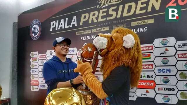 Manajer bisnis, Yusrinal Fitriandi, dengan maskot Arema. (Bola.com/Iwan Setiawan)