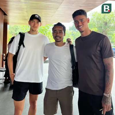 Ketua Askab PSSI Gianyar, I Kadek Wijanegara saat berfoto dengan kapten Timnas Indonesia Jay Idzes dan Mees Hilgers di The Meru Sanur. (I Kadek Wijanegara Untuk Bola.com)