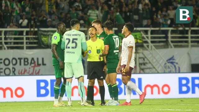 Momen Nadeo Argawinata protes setelah menerima kartu merah saat laga Persebaya Surabaya vs Borneo FC di Stadion Gelora Bung Tomo dalam lanjutan BRI Liga 1, Jumat (20/12/2024) malam WIB. (Bola.com/Aditya Wany)
