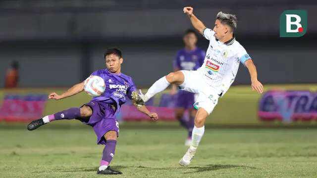 Pemain Persita Tangerang, Fahreza Sudin (kiri), berusaha lepaskan tendangan di depan pemain PSS Sleman, Kim Jeffrey Kurniawan, pada laga pekan ke-9 BRI Liga 1 2023/2024 di Stadion Indomilk Arena, Tangerang, Jumat (18/8/2023). (Bola.com/Abdul Aziz)