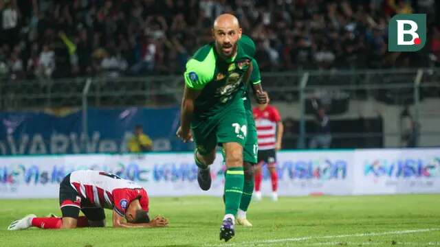 Striker Persebaya Surabaya, Mohammed Rashid, melakukan selebrasi setelah membobol gawang Madura United pada lanjutan BRI Liga 1 2024/2025 di Gelora Bangkalan, Senin (2/12/2024). (Bola.com/Aditya Wany)
