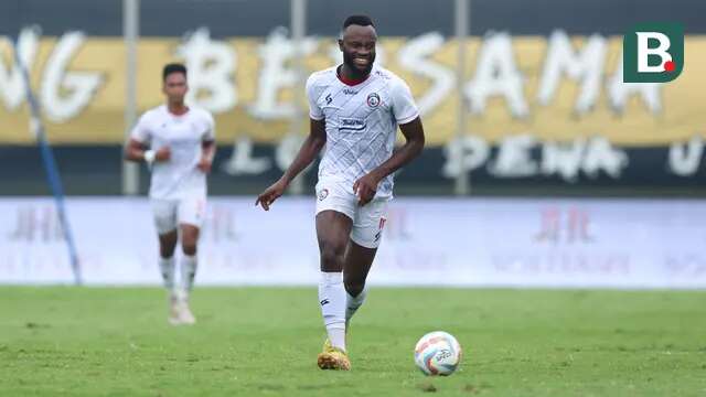 Pemain Arema FC, Charles Lokolingoy menggiring bola pada laga pekan pertama BRI Liga 1 2023/2024 antara Dewa United melawan Arema FC di Stadion Indomilk, Tangerang, Minggu (2/7/2023). (Bola.com/Bagaskara Lazuardi)