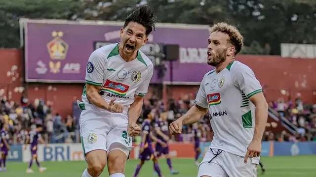 Pemain PSS Sleman, Kim Jeffrey Kurniawan, merayakan golnya ke gawang Persik Kediri dalam pertandingan BRI Liga 1 2022/2023 di Stadion Brawijaya, Kediri, Selasa (23/8). PSS menang 2-0. (foto: Liga Indonesia Baru)