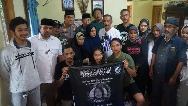 Komisaris PT Persib Bandung Bermartabat (PBB), Umuh Muchtar menyambangi rumah duka dua Bobotoh wanita asal Garut, Jawa Barat yang tewas karena kecelakaan tunggal di Bypass Cicalengka, Kabupaten Bandung usai mengikuti konvoi Persib juara pada Minggu (25/5/2025) lalu. (Bola.com/Erwin Snaz)
