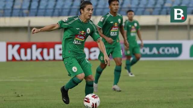 Sementara Kim yang berposisi sebagai gelandang, dikenal memiliki skill individu yang baik terutama untuk kaki kirinya. Perannya cukup vital sebagai pengatur serangan maupun memecah kebuntuan dari lini kedua. (Bola.com/M. Iqbal Ichsan)