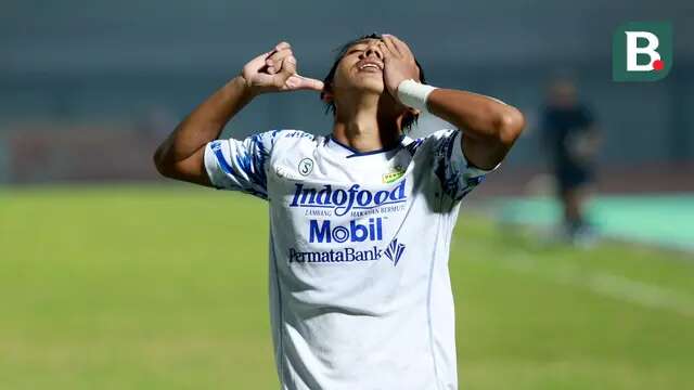 Beckham Nugraha Putra merupakan gelandang muda Persib Bandung yang penuh talenta di BRI Liga 1 2021/2022. Dirinya bahkan mampu melesatkan gol di umurnya yang masih 19 tahun 10 bulan 20 hari saat melawan Bali United. (Bola.com/M. Iqbal Ichsan)