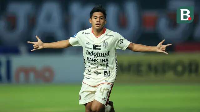 Selebrasi pemain Bali United, Rahmat Arjuna setelah menjebol gawang Persija Jakarta pada laga pekan ke-13 BRI Liga 1 2023/2024 di Stadion Patriot Candrabhaga, Bekasi, Minggu (24/9/2023). (Bola.com/M Iqbal Ichsan)